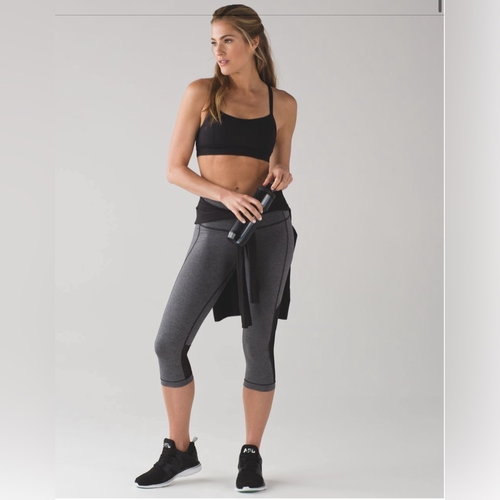 Lululemon Gear Up Crop (17")
Heathered Black / Black Size 4